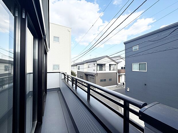 1号棟 ■ 季節の移ろいを感じられる開放的な空間です