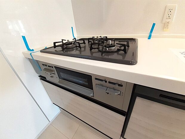 ■3口コンロのシステムキッチンで料理の手順もスムーズに