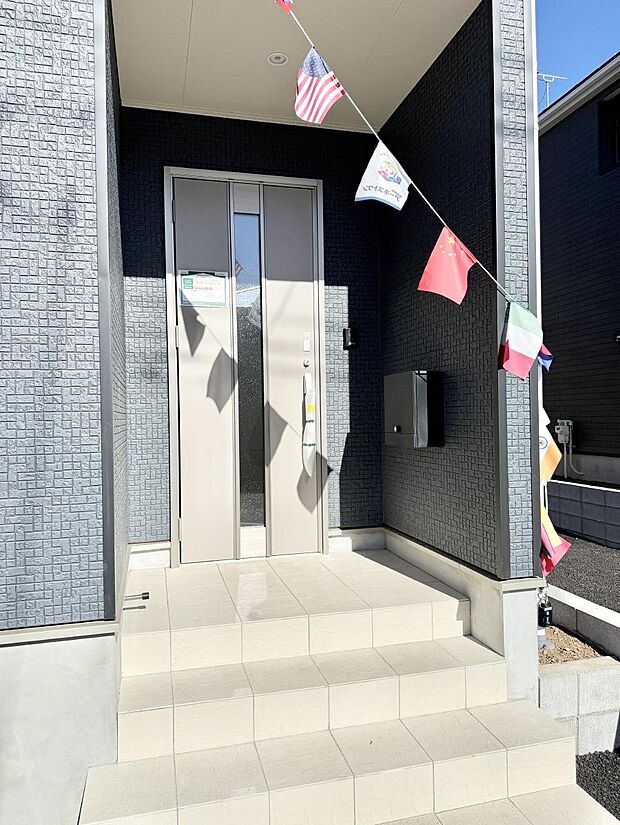 ■ シンプルで美しく、住まいの第一印象を彩る玄関です