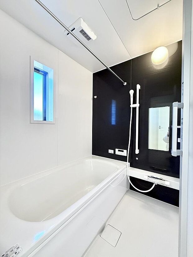 ■落ち着いた色合いの壁面、ゆっくり寛げるバスルーム