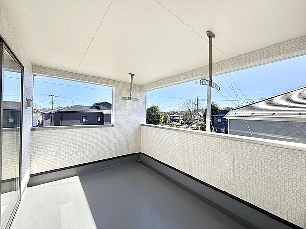 ■ 心地よい風と光を感じる、くつろぎのバルコニー