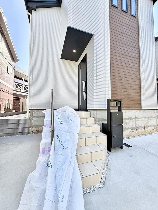 ■ シンプルで美しく、住まいの第一印象を彩る玄関です