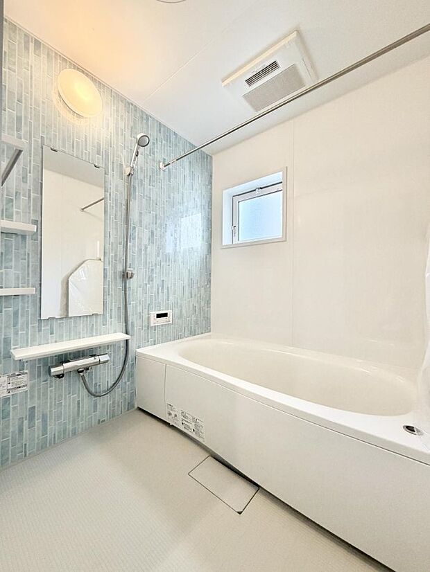 ■落ち着いた色合いの壁面、ゆっくり寛げるバスルーム