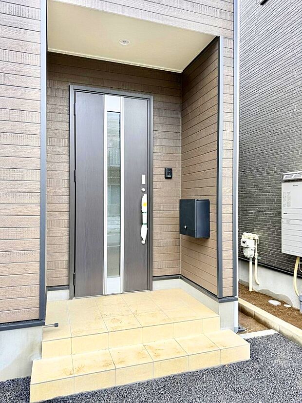 ■ シンプルで美しく、住まいの第一印象を彩る玄関です