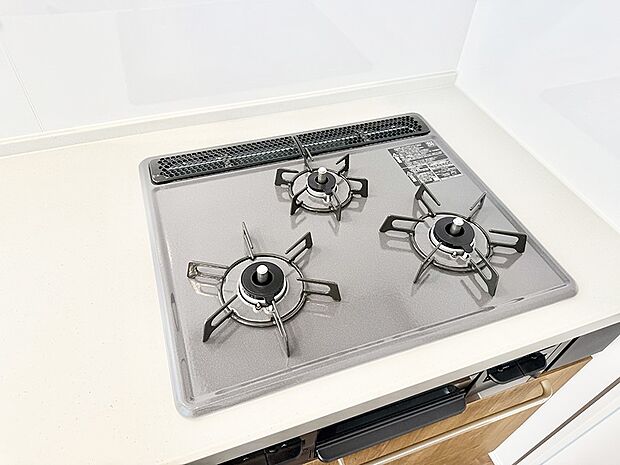 ■3口コンロのシステムキッチンで料理の手順もスムーズに