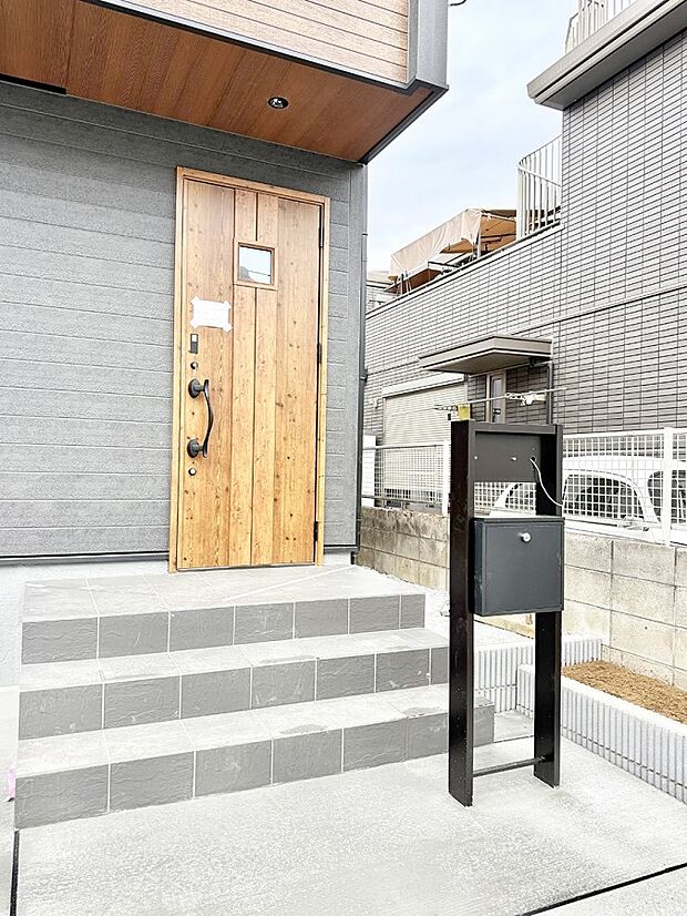 1号棟 ■ シンプルで美しく、住まいの第一印象を彩る玄関です