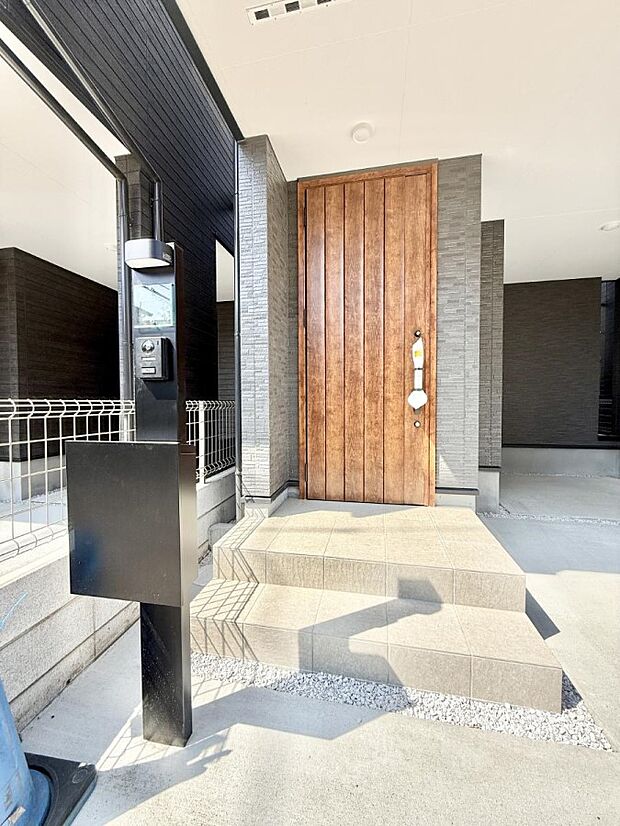 ■ シンプルで美しく、住まいの第一印象を彩る玄関です