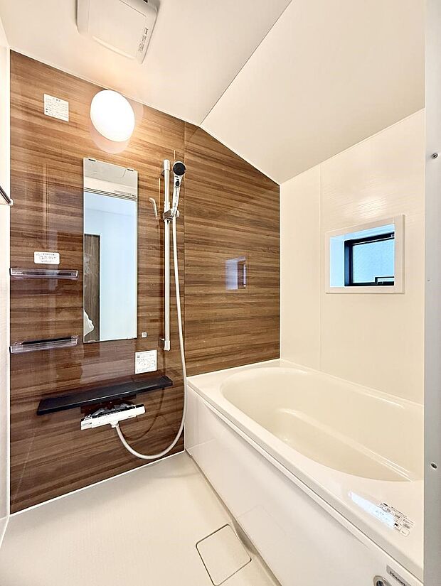 ■落ち着いた色合いの壁面、ゆっくり寛げるバスルーム