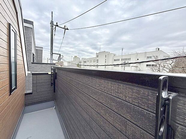 ■ 心地よい風と光を感じる、くつろぎのバルコニー