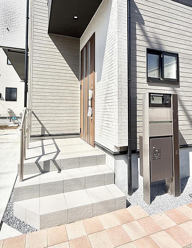 ■ シンプルで美しく、住まいの第一印象を彩る玄関です