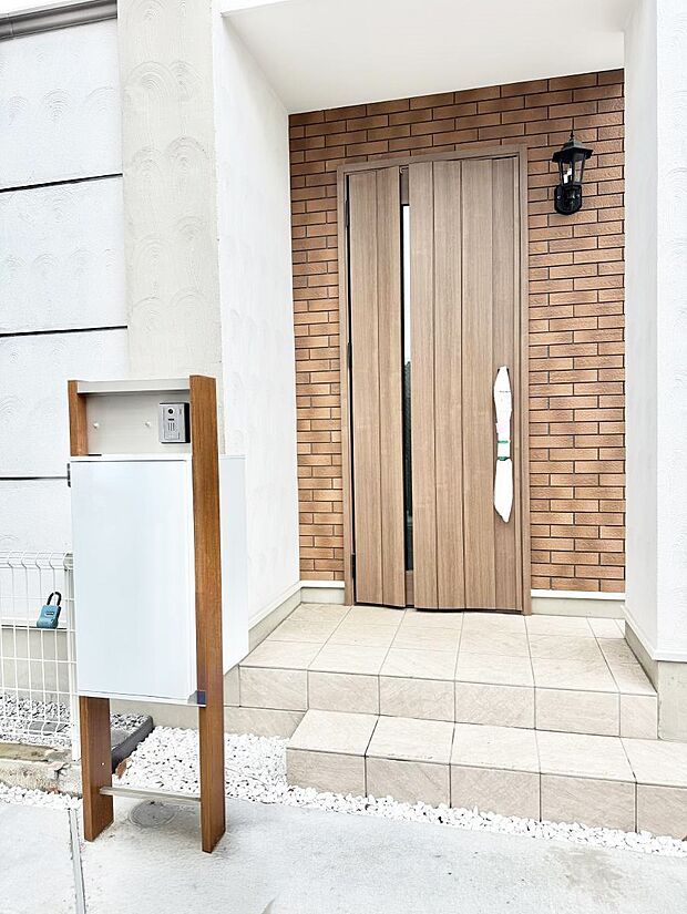 ■ シンプルで美しく、住まいの第一印象を彩る玄関です