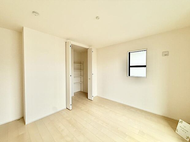 ■季節の洋服も、思い出の小物もすっきり収納できるウォークインクローゼット付