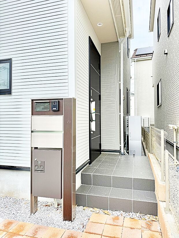 2号棟  ■ シンプルで美しく、住まいの第一印象を彩る玄関です