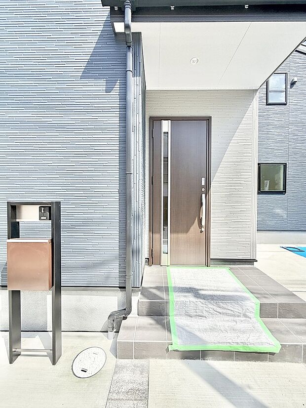 1号棟 ■ 心地よい暮らしへとつながる、温かい玄関
