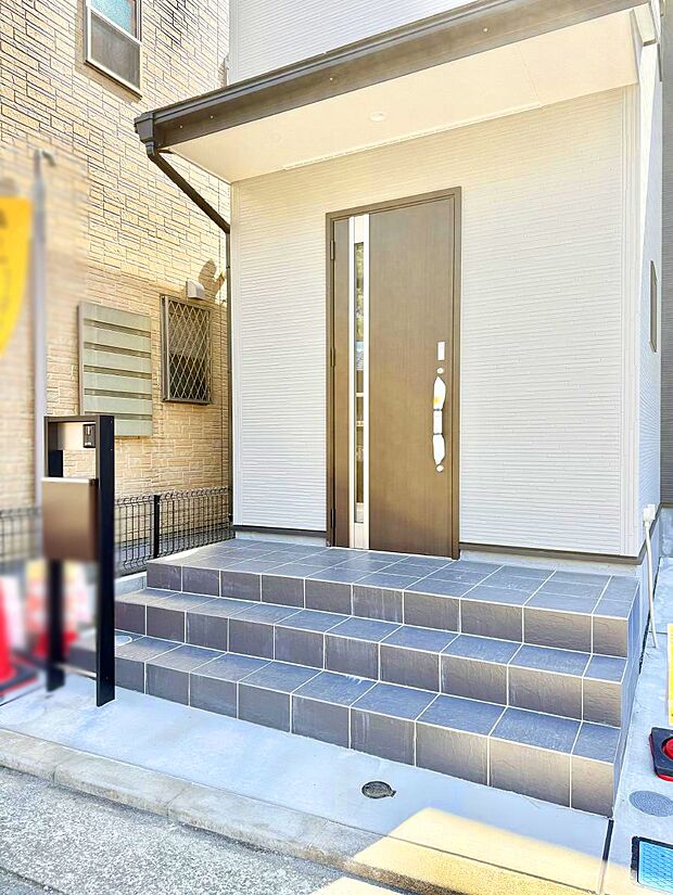 ■ シンプルで美しく、住まいの第一印象を彩る玄関です