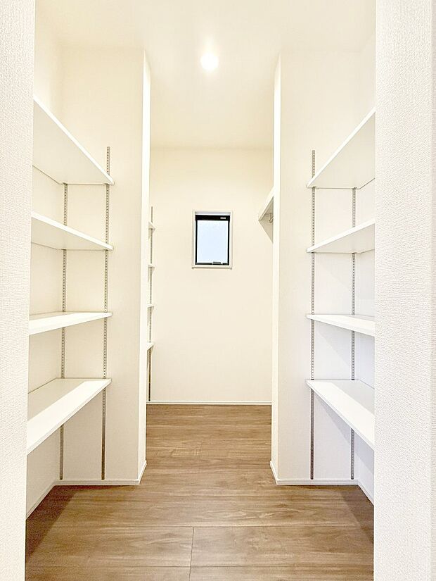 ■季節物からレジャー用品まで。玄関横のファミリークローク