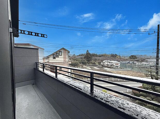 ■ 心地よい風と光を感じる、くつろぎのバルコニー