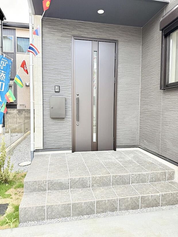 2号棟 ■ 心地よい暮らしへとつながる、温かい玄関