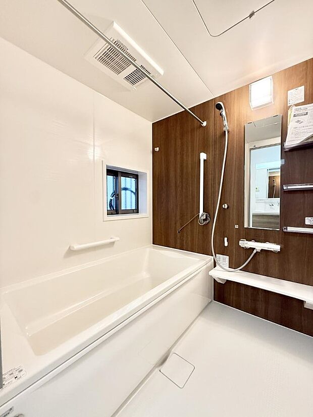 ■落ち着いた色合いの壁面、ゆっくり寛げるバスルーム