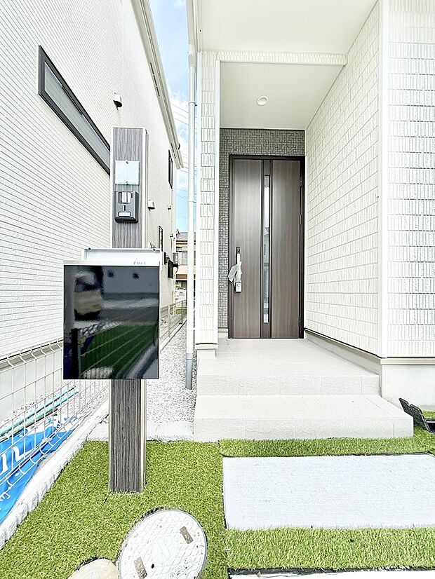 B号棟 ■ シンプルで美しく、住まいの第一印象を彩る玄関です