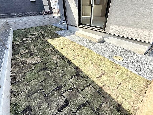 6号棟 ■季節の移ろいを感じられる、落ち着いた雰囲気の屋外空間