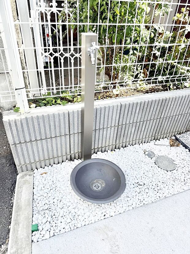 ■ガーデニングや洗車などの際に大活躍な屋外立水栓  