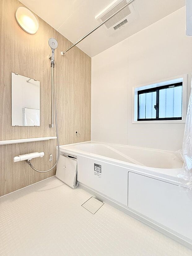 ■落ち着いた色合いの壁面、ゆっくり寛げるバスルーム