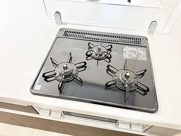 ■3口コンロのシステムキッチンで料理の手順もスムーズに