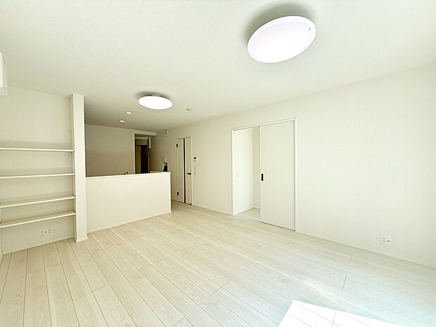 ■自然の光が差し込み、明るい空間が広がります