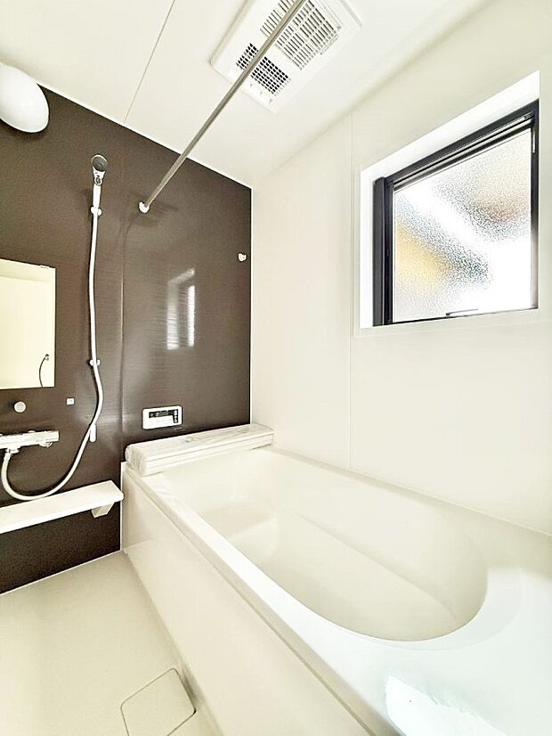 ■落ち着いた色合いの壁面、ゆっくり寛げるバスルーム