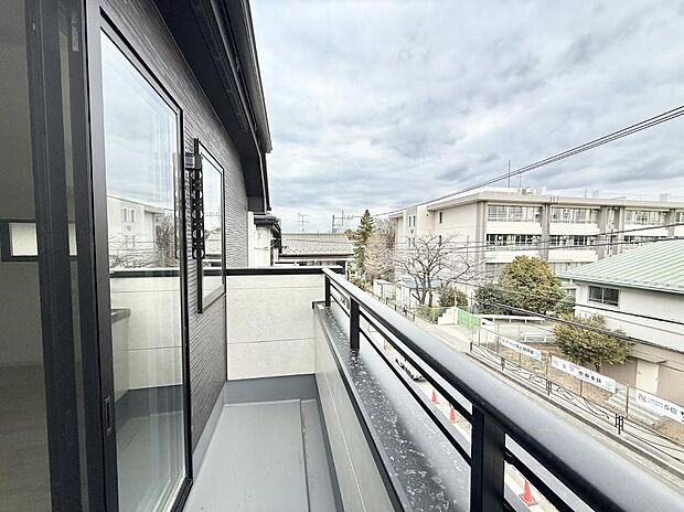 ■ 心地よい風と光を感じる、くつろぎのバルコニー