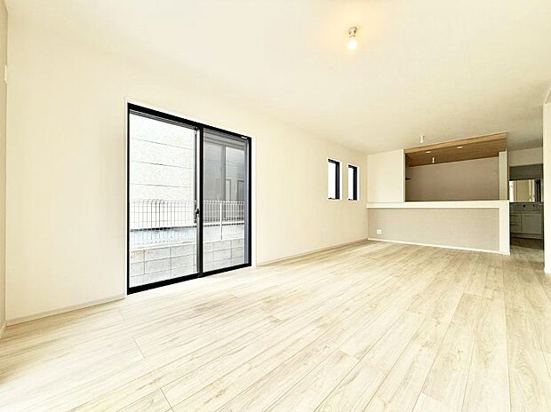 ■自然の光が差し込み、明るい空間が広がります