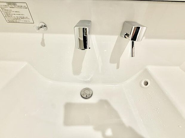 ■細かい部分まで洗いやすく便利なハンドシャワー付き