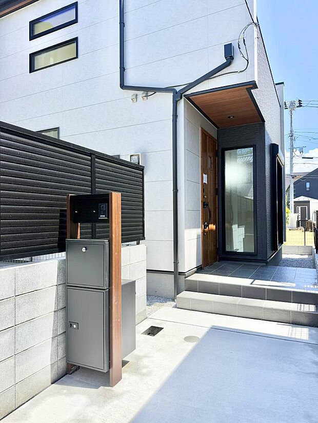 ■ シンプルで美しく、住まいの第一印象を彩る玄関です