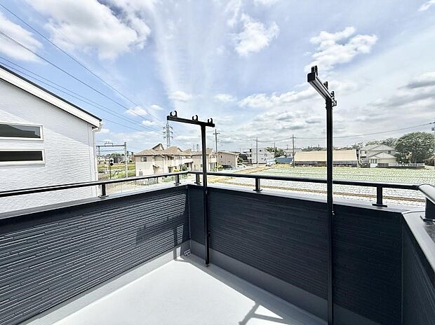 11号棟 ■ 心地よい風と光を感じる、くつろぎのバルコニー