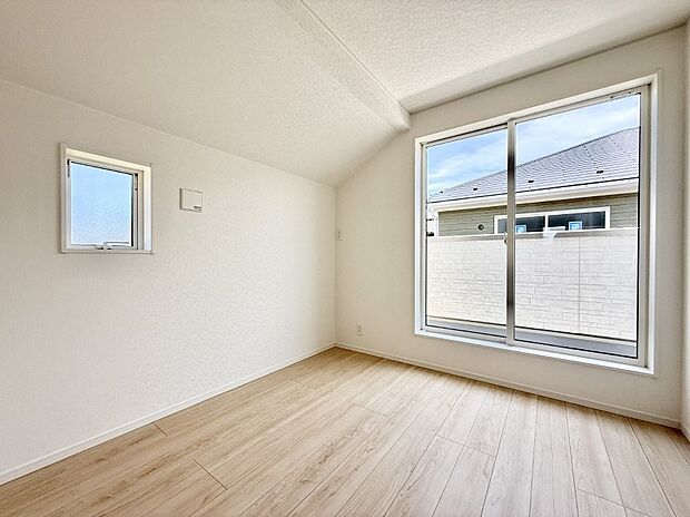 4号棟 ■落ち着いた色合いのお部屋で穏やかな時間を楽しめます