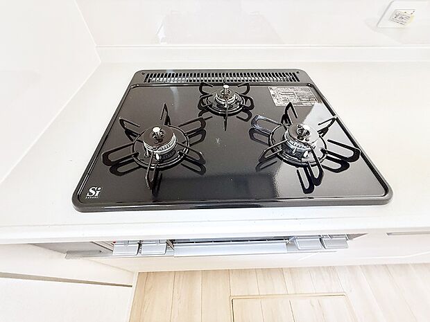 ■3口コンロのシステムキッチンで料理の手順もスムーズに