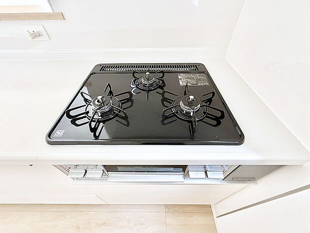 ■3口コンロのシステムキッチンで料理の手順もスムーズに