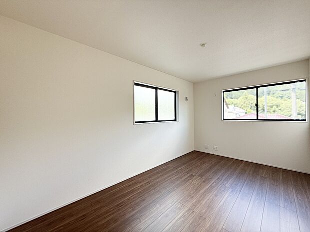 4号棟 ■落ち着いた色合いのお部屋で穏やかな時間を楽しめます