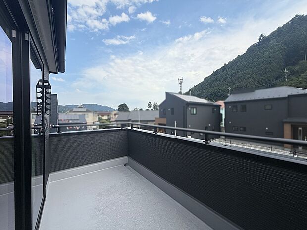 1号棟 ■ 季節の移ろいを感じられる開放的な空間です