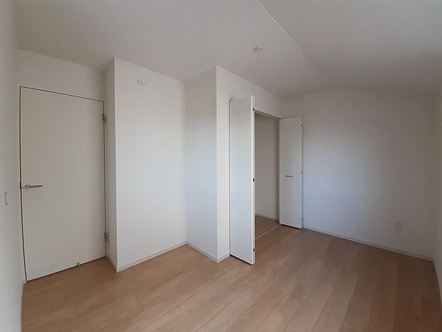 1号棟 ■落ち着いた色合いのお部屋で穏やかな時間を楽しめます