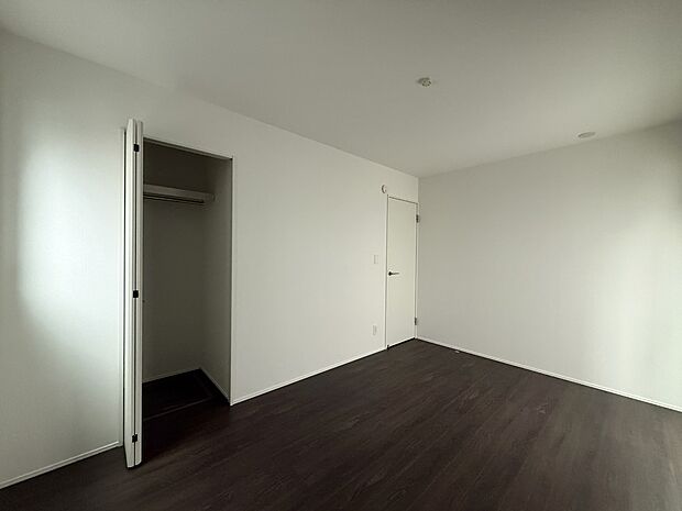 1号棟 ■落ち着いた色合いのお部屋で穏やかな時間を楽しめます
