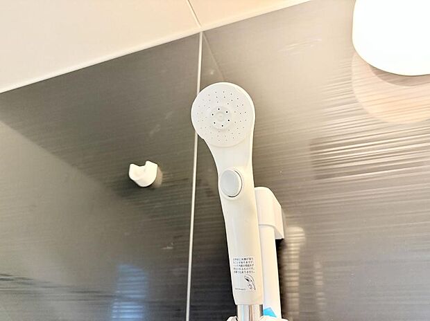 ■温水洗浄で快適、清潔感が保たれるシャワートイレ