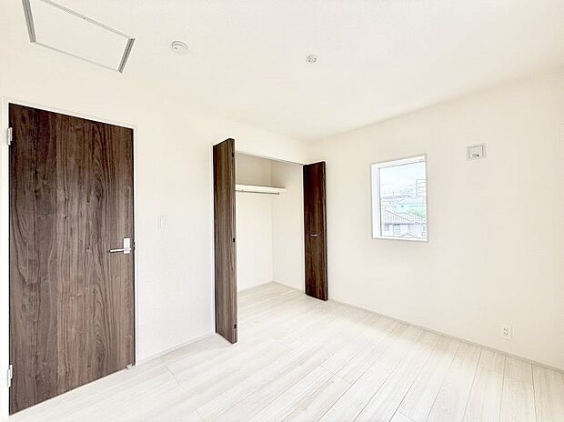 7号棟 ■落ち着いた色合いのお部屋で穏やかな時間を楽しめます