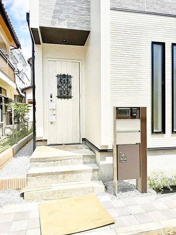 1号棟 ■ シンプルで美しく、住まいの第一印象を彩る玄関です