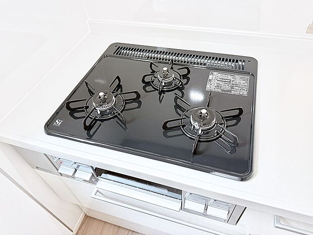 ■3口コンロのシステムキッチンで料理の手順もスムーズに