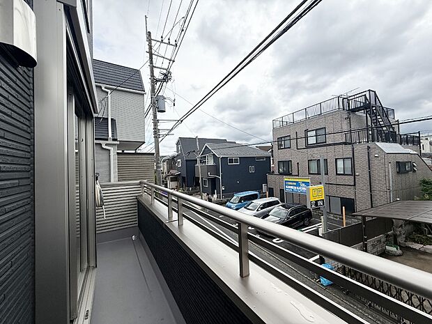 No.1 ■ 心地よい風と光を感じる、くつろぎのバルコニー