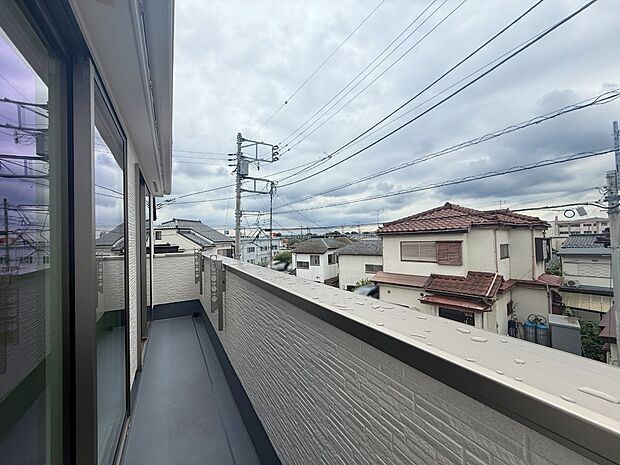2号棟 ■ 心地よい風と光を感じる、くつろぎのバルコニー