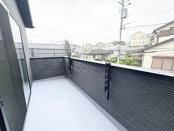 ■ 心地よい風と光を感じる、くつろぎのバルコニー
