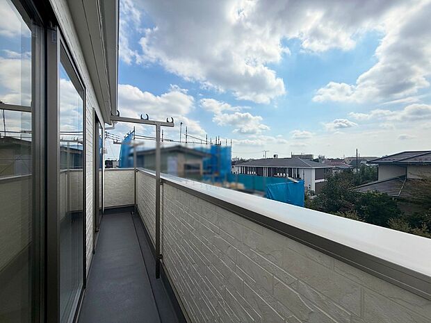 2号棟 ■ 心地よい風と光を感じる、くつろぎのバルコニー